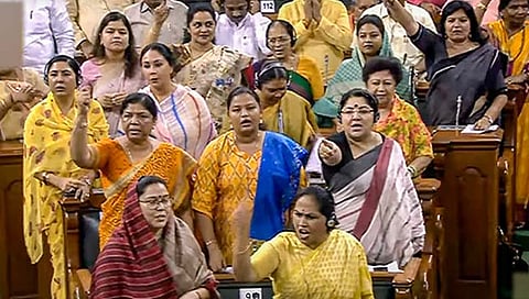 अधीर रंजन चौधरी यांच्या राष्ट्रपतींबद्दलच्या विधानावरून लोकसभेत प्रचंड गदारोळ