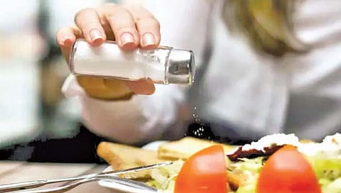 Salt & Food: मीठ ‘वरून’ खाताय सावधान…आरोग्याच्या दृष्टीने ठरू शकते घातक