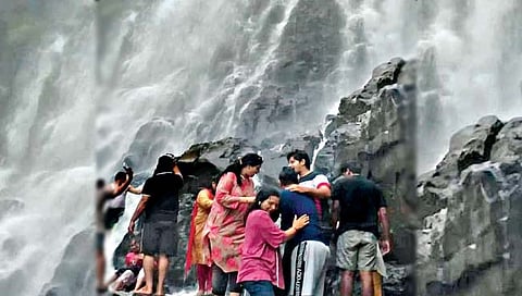 सिंधुदुर्ग : आंबोली पर्यटकांनी फुलली!