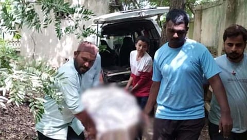 सोलापूर : बेवारस मृतदेहावर मायेचे पांघरुण