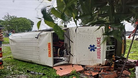 बीड : परळी-गंगाखेड रस्त्यावर रुग्णवाहिकेचा अपघात; चालक ठार