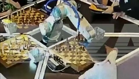 बुद्धिबळ खेळताना रोबोटने तोडले ७ वर्षाच्या मुलाचे बोट!