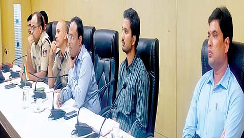 बेळगाव ः गणेशोत्सव मंडळाच्या बैठकीत जिल्हाधिकारी नितेश पाटील बोलताना. शेजारी डॉ. एम. बी. बोरलिंगय्या, दर्शन एच. व्ही., डॉ. संजीव पाटील, अशोक दुडगुंटी आदी.