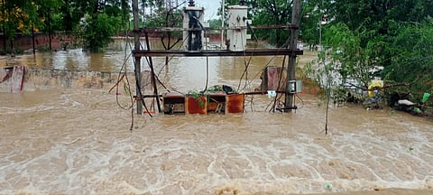 हिंगोली : कुरुंदा येथे मुसळधार पावसाने जळेश्वर नदीला पूर; शेतकऱ्यांसह व्यापाऱ्याचे लाखोंचे नुकसान