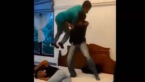 Viral Video : श्रीलंका पंतप्रधानांच्या पलंगावर WWE रेसलिंग, पहा आंदोलकांचा धुमाकूळ!