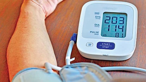 मुकाबला हायपर टेन्शनचा, जाणून घ्या उच्च रक्तदाबाची लक्षणे काय आहेत?