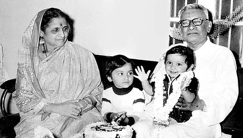 नातू योगेश याचा वाढदिवस साजरा करताना नात शीतलसमवेत आई व आबा.