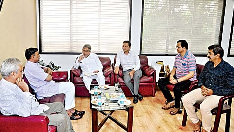 कोल्हापूर : राष्ट्रीय स्वयंसेवक संघाचे पश्चिम क्षेत्राचे सहसंपर्कप्रमुख विजय देवांगण यांनी दै. ‘पुढारी’च्या कार्यालयास सदिच्छा भेट दिली. यावेळी दै. ‘पुढारी’चे मुख्य संपादक, चेअरमन डॉ. प्रतापसिंह जाधव व समूह संपादक डॉ. योगेश जाधव यांच्याशी विविध विषयांवर चर्चा केली. शेजारी प्रमोद ढोले, प्रशांत गंभीर, संदीप मिरजकर आदी.