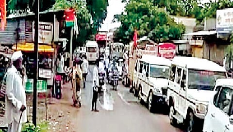 शिंगणापुरातील वाहतूक कोंडी; व्यावसायिकांची डोकेदुखी