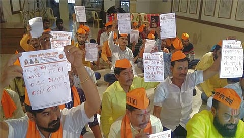 मुख्यमंत्रीसाहेब, आरक्षण देणार का?; मराठा कार्यकर्त्यांनी रक्तानं लिहिले निवेदन