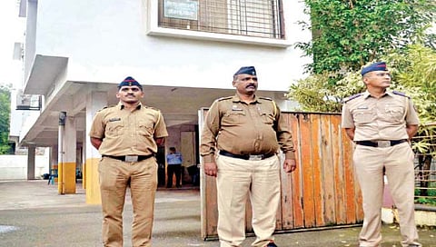 खा. मंडलिक, माने यांच्या बंगल्यासमोर बंदूकधारी पोलिस