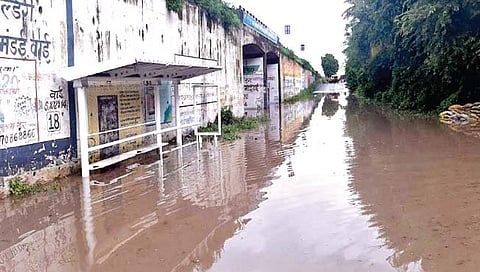 सातारा : ढगफुटीने अक्रित : गटारी अमावस्येच्या रात्री कवठेत गटारगंगा; १५० घरांत घुसले पाणी