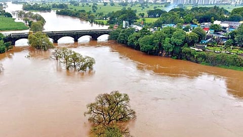 कोल्हापूर : जिल्ह्यात सुरू असलेल्या संततधार पावसाने नद्यांच्या पाणी पातळीत वाढ होऊन पूरस्थिती निर्माण झाली आहे. पंचगंगेच्याही पातळीत वाढ होत आहे. पंचगंगेला आलेल्या पुराचे ड्रोनद्वारे तौफिक मिरशिकारी यांनी टिपलेले हे छायाचित्र.