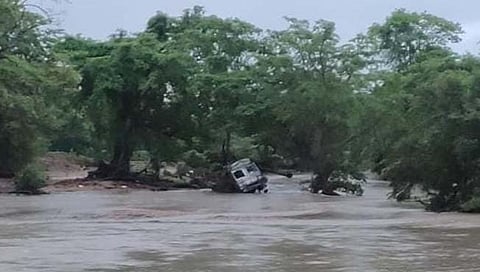 गडचिरोली : मुसळधार पावसाचा हाहाकार ; ट्रक वाहून गेल्याने तिघांचा मृत्यू