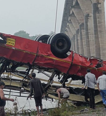 हृदयद्रावक! एसटी २५ फूट नदीत कोसळली अन् काही समजेपर्यंत प्रवाशांचा श्वास गुदमरला…