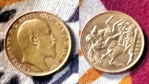 शौचालयासाठी खड्डा खणताना सापडली सोन्याची नाणी