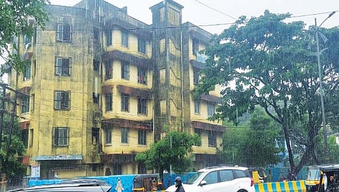 ठाणे महापालिका शाळेत कैद्यांना बघून मुले भेदरली…