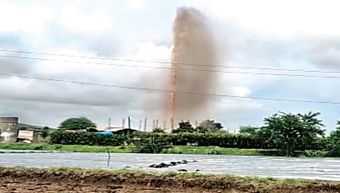 व्हिडिओ: अबब! 40 फुटांपर्यंत कारंजा…बोअरवेलमधील वीजपंपाची रॉकेटभरारी, परिसरात घबराटही अन् कुतुहलही