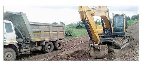 श्रीगोंदा: आढळगाव रस्त्यावरील काळी माती हटवली