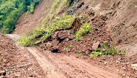 महाबळेश्वर ठप्प; पावसामुळे दरड कोसळली