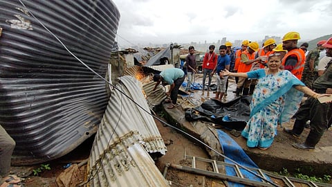 ठाणे : पाण्याची टाकी फुटून २१ घरांची पडझड; वृद्ध महिला जखमी