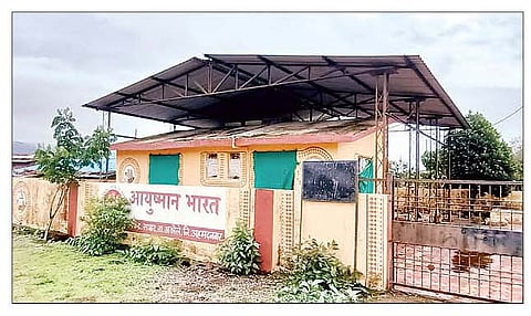 अकोले : तालुक्यातील पर्यटनस्थळ असलेल्या साम्रद येथील आरोग्य उपकेंद्र दिसत आहे. (छाया : राजेंद्र जाधव)