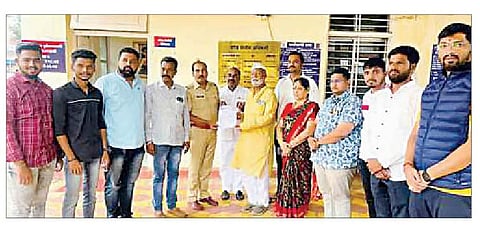 आळंदी पोलिस ठाणे येथे निवेदन देताना राष्ट्रवादी काँग्रेस पार्टीचे पदाधिकारी.