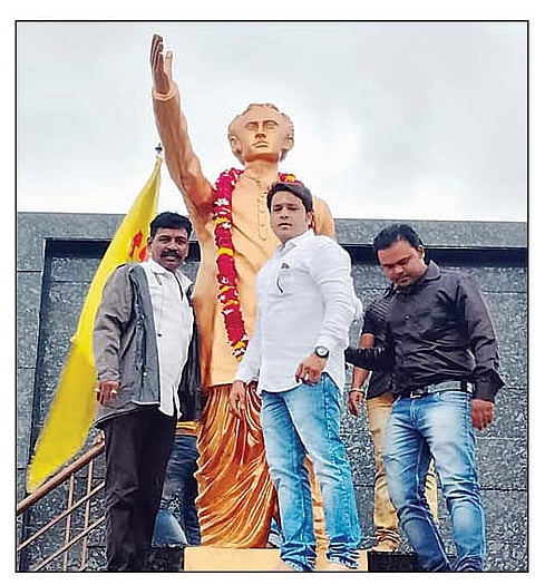 कोपरगाव : लो. अण्णाभाऊ साठे स्मारकाचे अनावरण करण्यात आले.