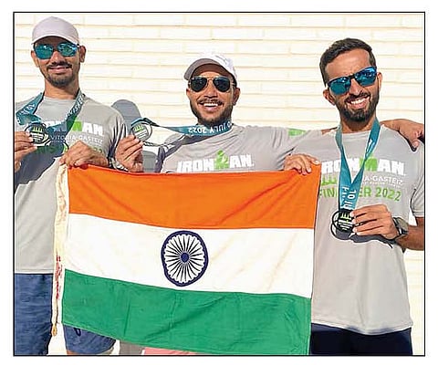 संगमनेर : स्पेनमध्ये झालेल्या जागतिक स्तरावरील आयर्नमॅन स्पर्धेत भारताचा तिरंगा फडकविताना संगमनेरचे विजयी स्पर्धक.