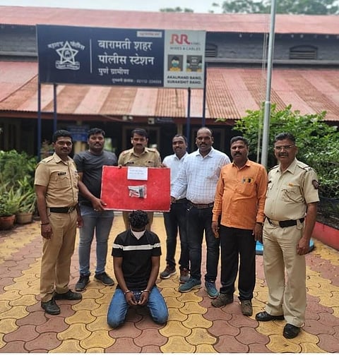 बारामती शहर पोलिासांनी सराईताकडून पिस्तुलासह जिवंत काडतुसे जप्त केली.