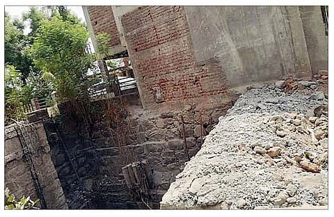 संगमनेर : तालुक्यातील समनापूर येथील ऐतिहासिक अहिल्याबाई होळकर बारवेवरील न काढलेले उर्वरित अतिक्रमण दिसत आहे.