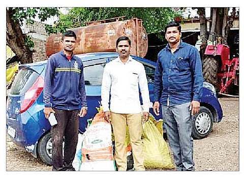 वाळकी : वनविभागाच्या कर्मचार्यांकडे विविध वृक्षांच्या हजारो बिया सुपूर्द करताना अमोल डाके. (छाया : ज्ञानदेव गोरे)