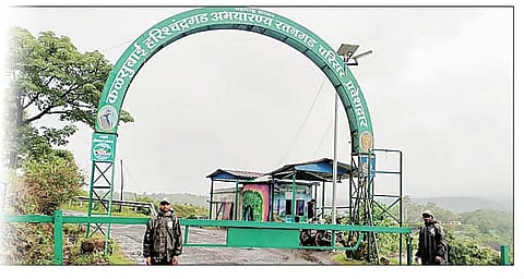 अकोले : पर्यटकांना निर्बंध घातल्यानंतर कळसूबाई प्रवेशद्वाराजवळ सुरक्षा कर्मचारी तैनात करण्यात आले आहेत.