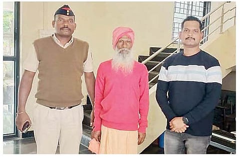 नोकरीचे आमिष दाखवून तरुणांची फसवणूक करणार्या भामट्या भोंदूबाबासह घोडेगाव पोलिस.