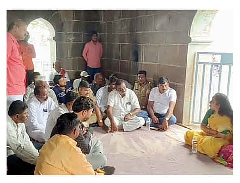 श्री क्षेत्र भुलेश्वर देवस्थान येथे पार पडलेल्या बैठकीस उपस्थित असलेले मान्यवर.