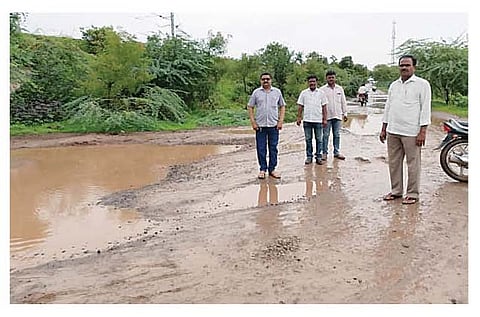 शिर्सुफळ येथील रेल्वे भुयारी मार्गाची झालेली दुरवस्था दाखवताना गावकरी.