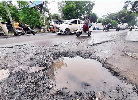 ‘कॅन्टोन्मेंट’समोरच खड्डे; पाईप लाईनसाठी केलेली खोदाई बुजवायचा विसर