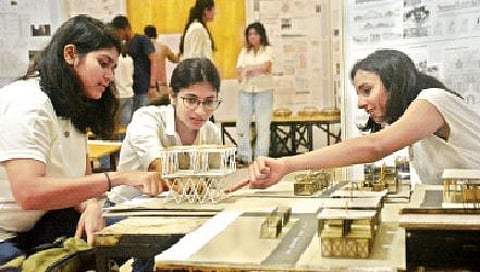 विद्यार्थ्यांनी मांडले विविध वास्तू प्रकल्प; एक्झिट एक्झिबिशनचे आयोजन