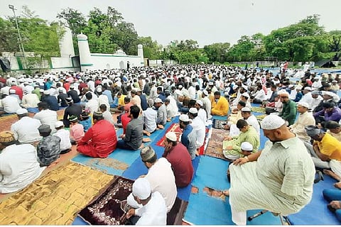 पुण्यात बकरी ईद साधेपणाने साजरी; पावसाच्या साक्षीने सामूहिक नमाज अदा