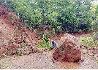 वारवंड रस्त्यावर दरड कोसळली