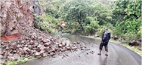 सिंहगड घाट रस्त्यावर दरड कोसळली; आठवडाभरात अनेक वेळा घडला प्रकार