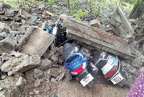 कर्वे संस्थेची सीमाभिंत कोसळली; वाहनांचे नुकसान