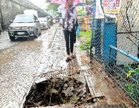 मगरपट्टा रस्त्यावर चेंबर खचल्याने पदपथावर खड्डा; नागरिक त्रस्त