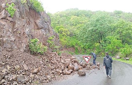 सिंहगड घाट रस्त्यावर पुन्हा दरड; बंदीमुळे दुर्घटना टळली