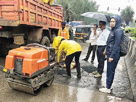 पुणे : उघडीप मिळताच खड्डे बुजविण्याचे काम सुरू
