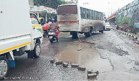 महामार्ग सेवा रस्त्यावर जीवघेणे खड्डे