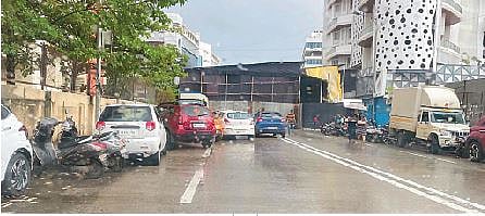 बारच्या उद्घाटनासाठी रस्ता बंद