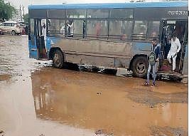 वाघोली बसस्थानकात चिखलाचे साम्राज्य