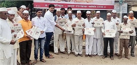 माळेगावात वारकर्यांना ‘पुढारी’चे वाटप