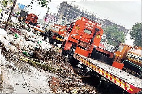 खडकवासला : नांदेड सिटीसमोर कचर्याचे ढिगारे; डासांचा प्रादुर्भाव वाढून रोगराईचा धोका